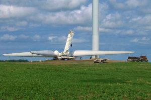 1024px-Wind_turbine_construction