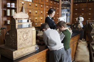 So könnte der Laden der Eltern der Gebrüder Albrecht in Essen ausgesehen haben (Rechte: ZDF -  Die Aldi-Story)